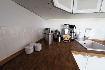 Hamburg  Boat Konferenzbereich EICHE mit Arbeitsräumen ORANGE + PETROL image 5