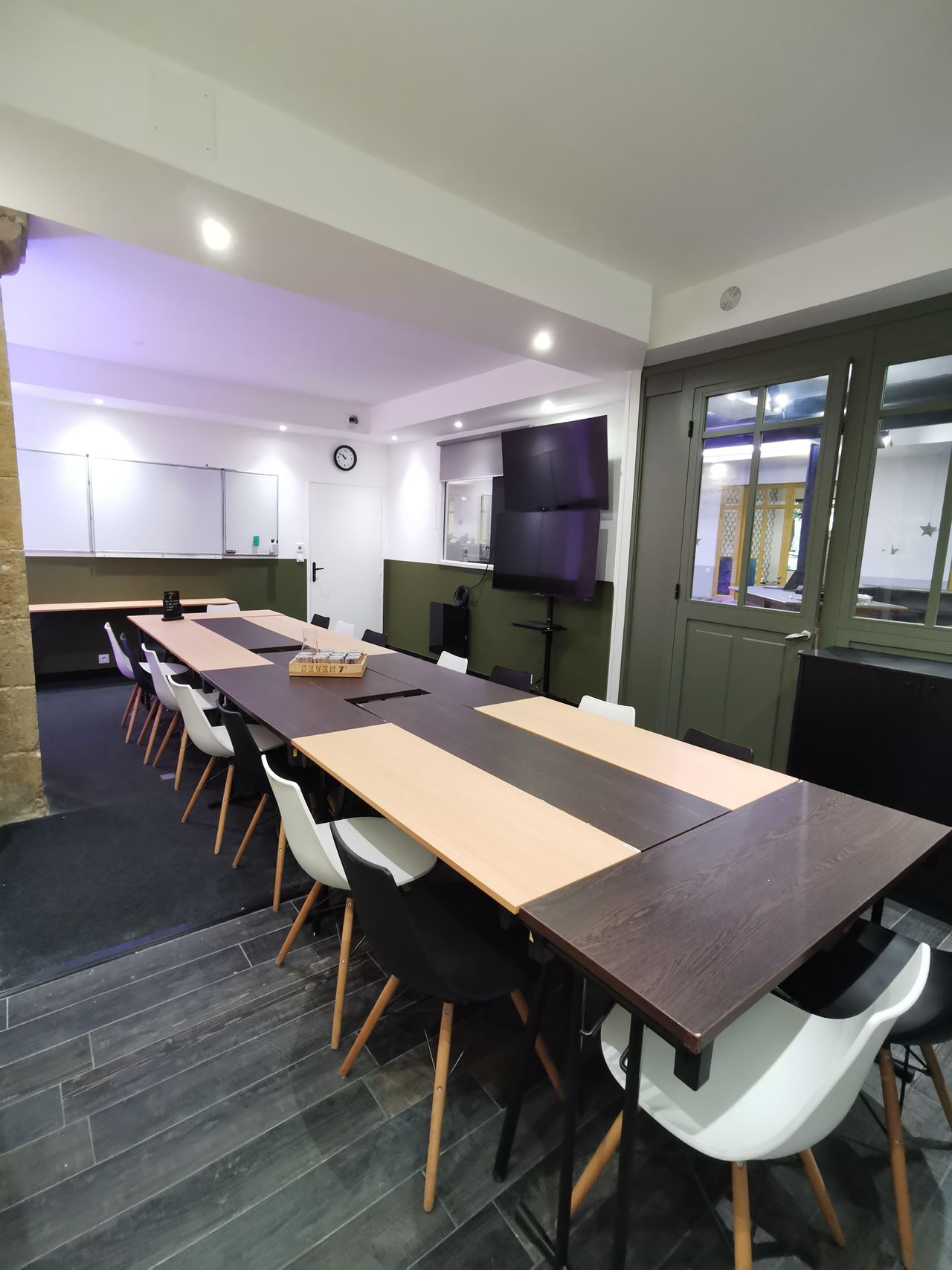 Bordeaux  Coworking space Meeting Room - 13 to 18 pers image 1