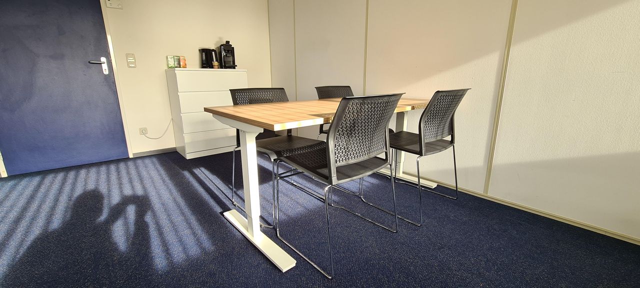 Almere Klantafspraak Vergaderruimtes en vergaderlocaties Gele coachkamer image 1