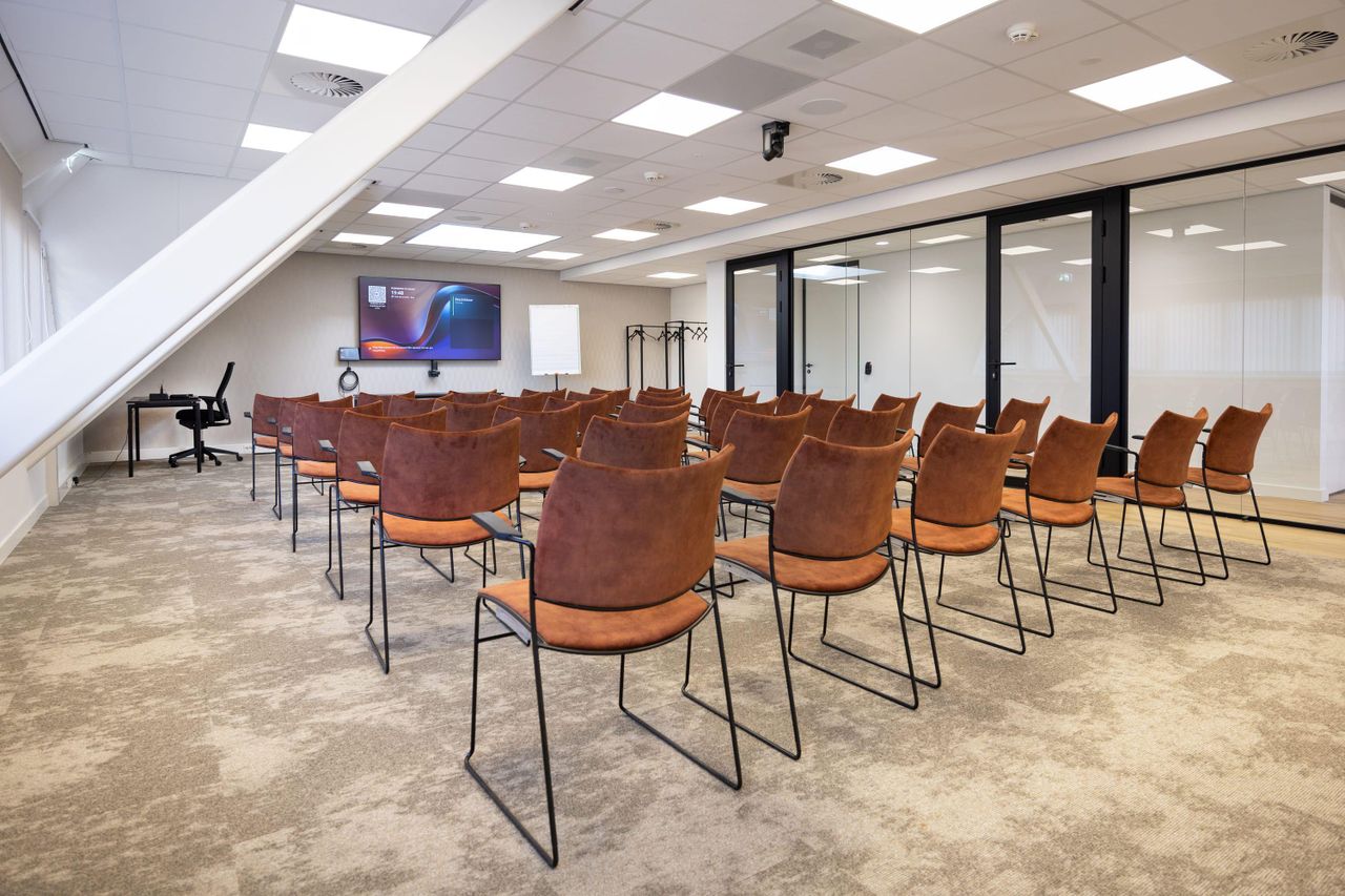 Nunspeet  Conference room 12. Huib van de Vecht - Lezingsruimte image 6