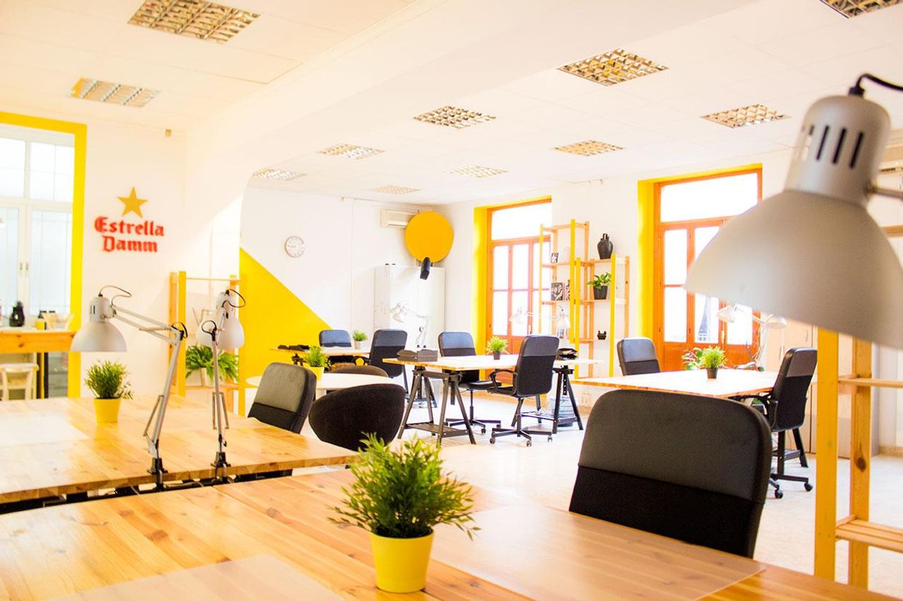 Valencia  Coworking spaces Garage Coworking - Fixed Tables image 2