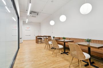 New York  Unusual venue Broadway 401 image 22