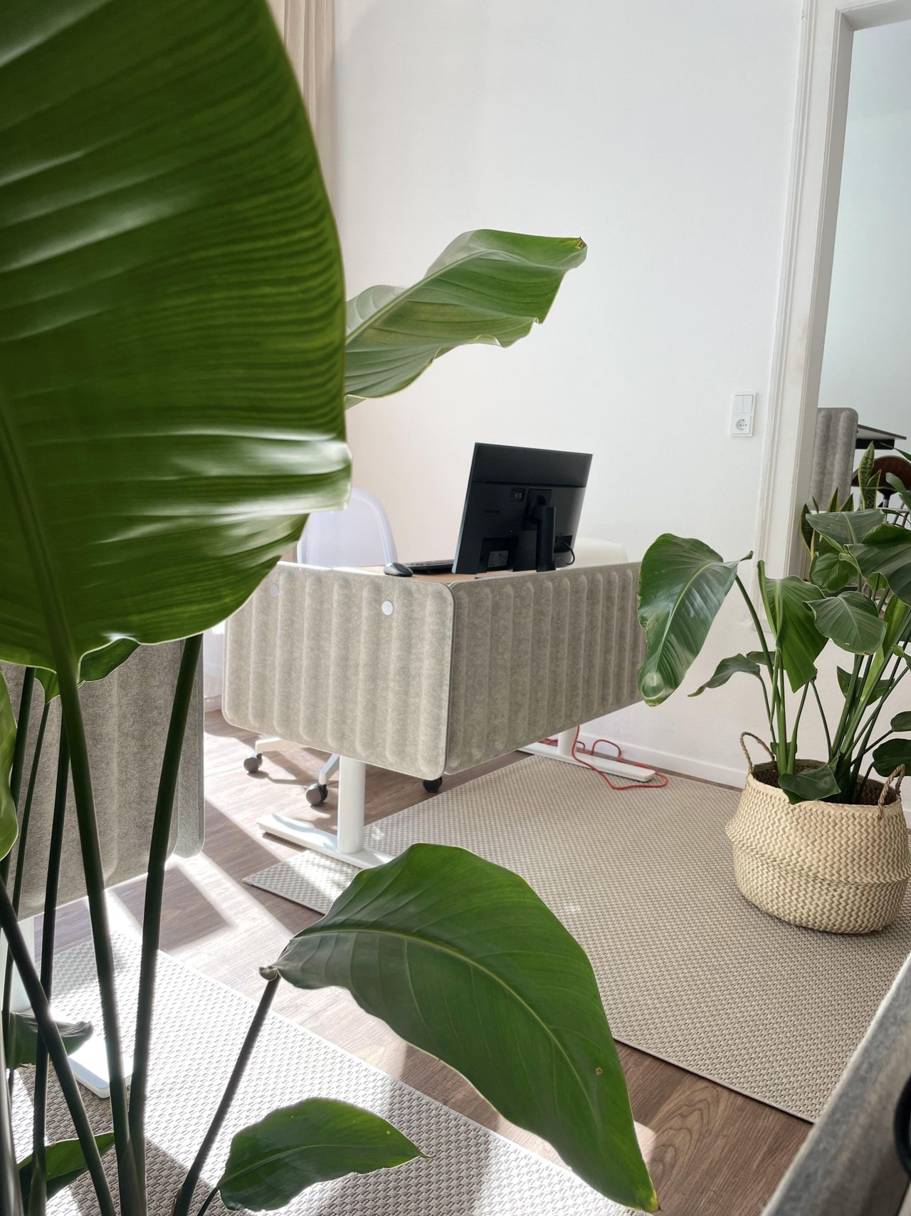 München Mobiles Arbeiten Arbeitsplatz Vollausgestatteter, klimatisierter Schreibtisch im Heimatoffice 26 (D4) image 2