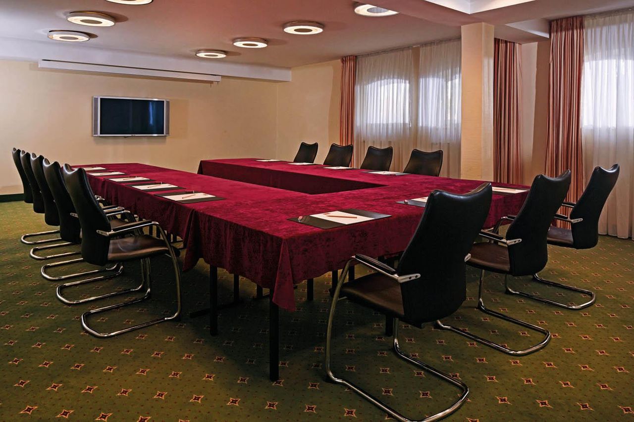 Hamburg   Hanbury Manor image 1