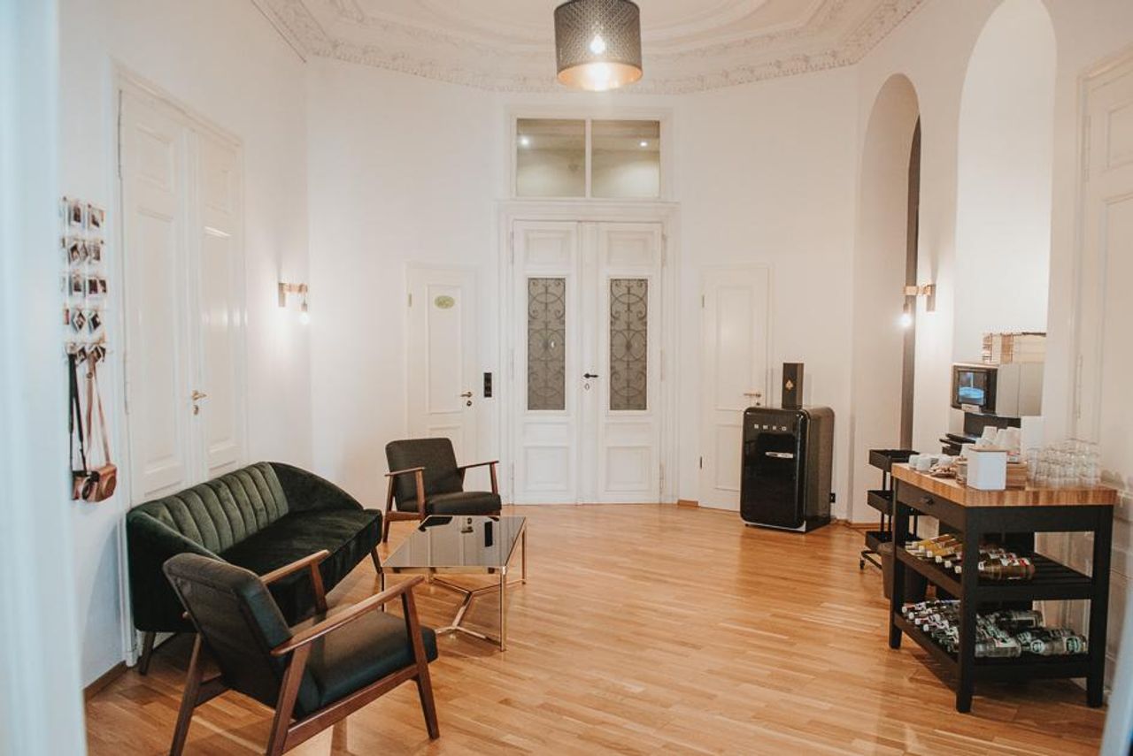 Leipzig Kreatives Meeting Boardroom Raum 4 - Black & White Room image 9