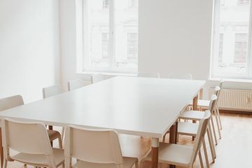 Leipzig Offsite Meeting Boardroom Raum 4 - Black & White Room image 1