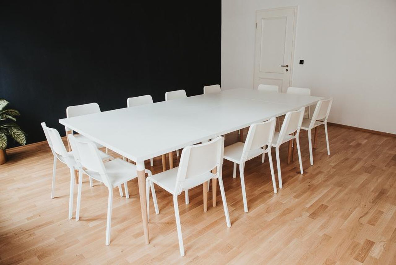 Leipzig Offsite Meeting Boardroom Raum 4 - Black & White Room image 0