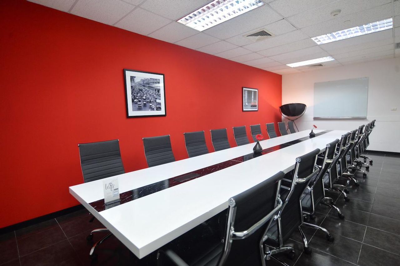 Bangkok  Bedrijvencentrum Boardroom for up to 18-20 persons image 1