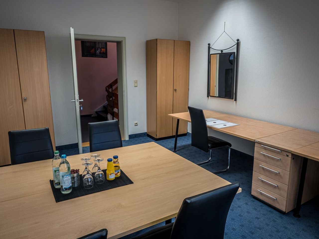 Rest of the World  Business center Coworking Space - Hot-Desking image 1