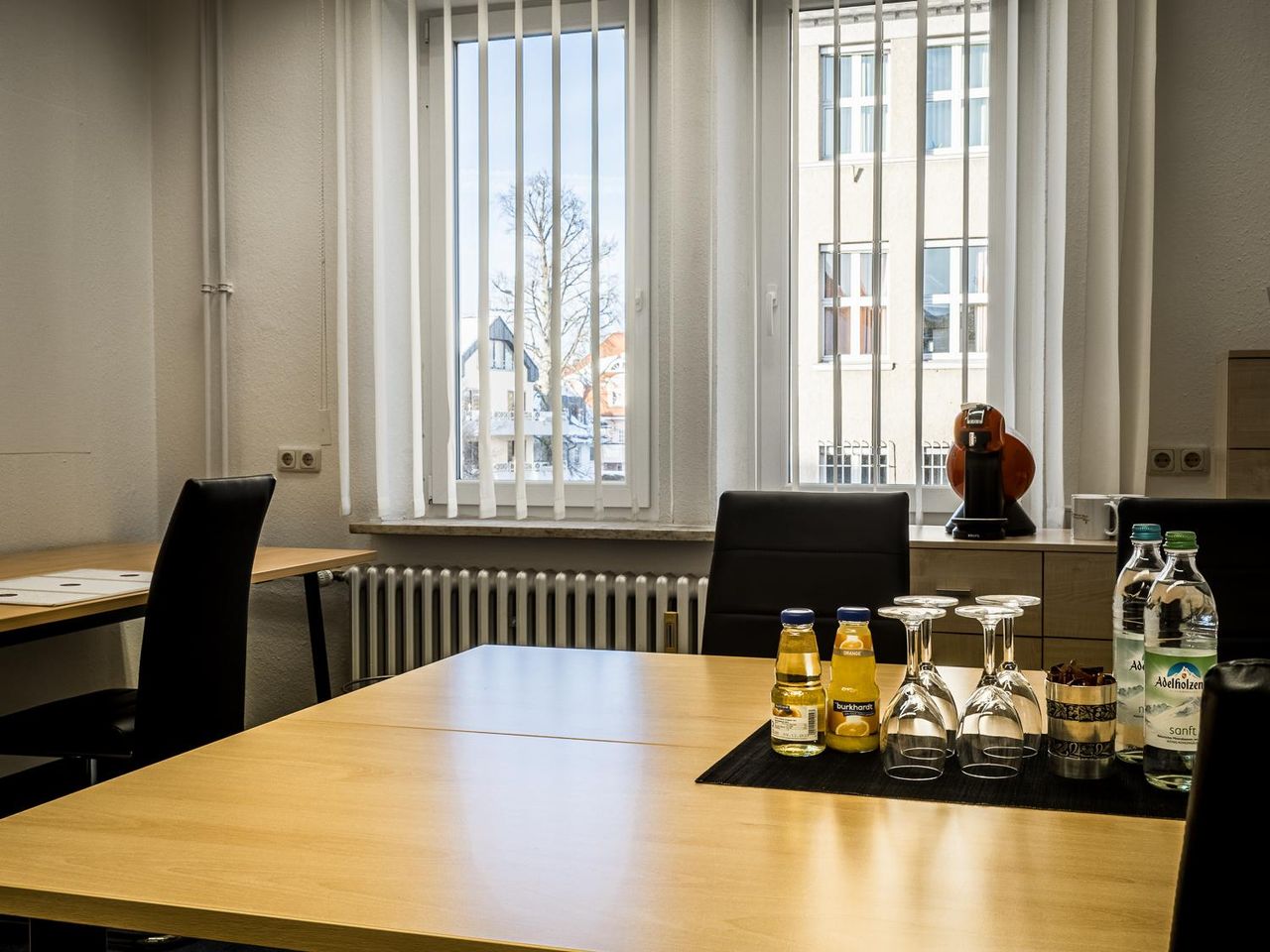 Rest of the World  Business center Coworking Space - Hot-Desking image 3