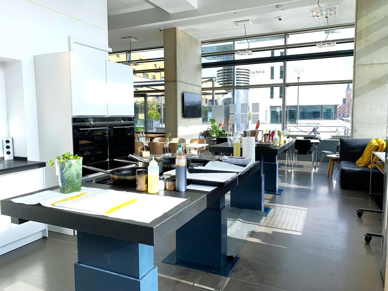 Cologne Kreatives Meeting Kitchen studio Die Showküche im KRANHAUS Nord - Kochen am Rhein image 1