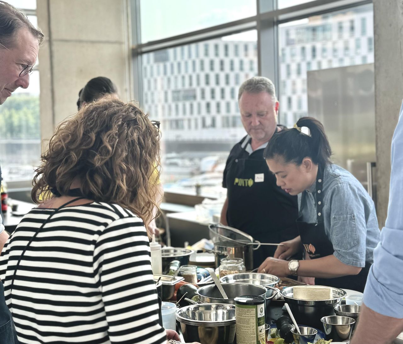 Cologne Kreatives Meeting Kitchen studio Die Showküche im KRANHAUS Nord - Kochen am Rhein image 2