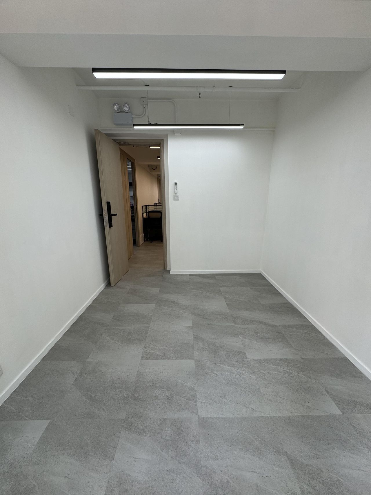 Hong Kong  Coworking spaces PRIVATE OFFICE IN MONG KOK (ROOM B) image 0