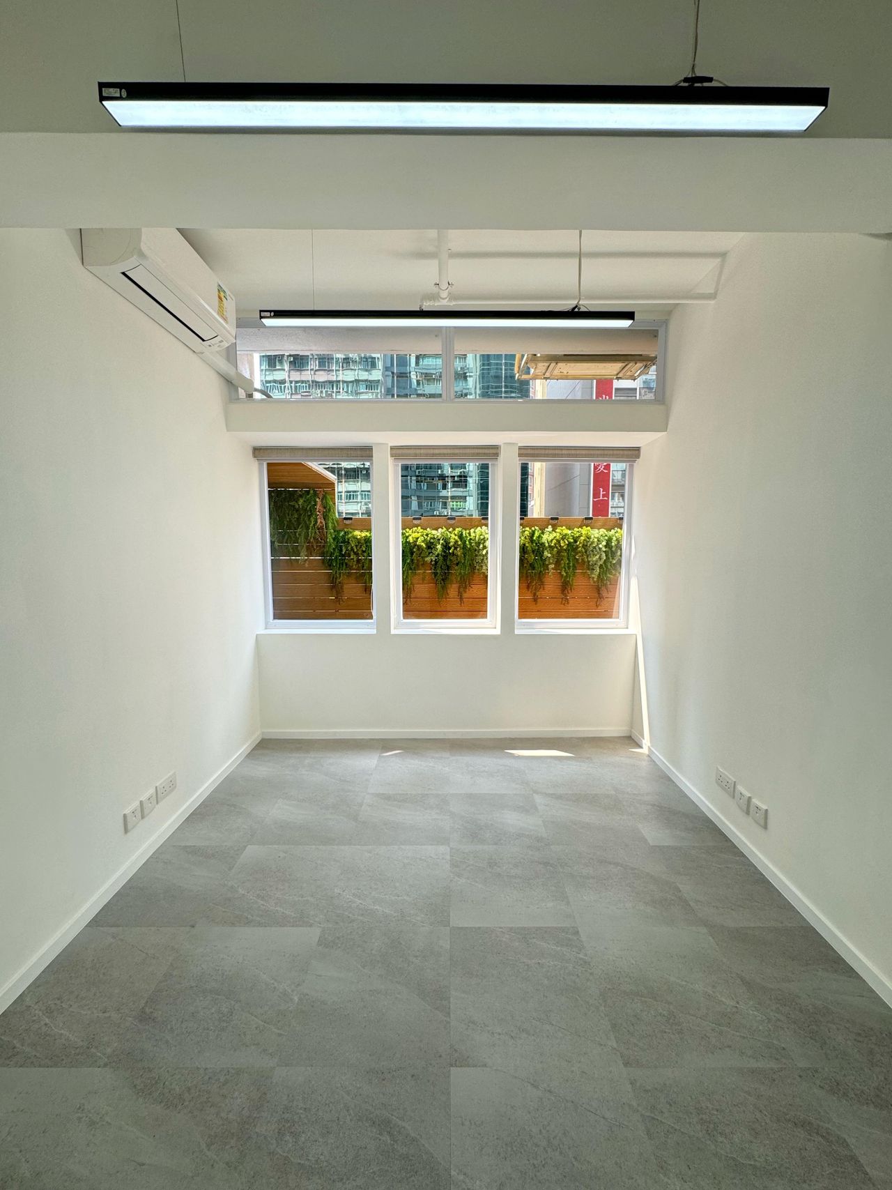 Hongkong  Coworking spaces PRIVATE OFFICE IN MONG KOK (ROOM B) image 2