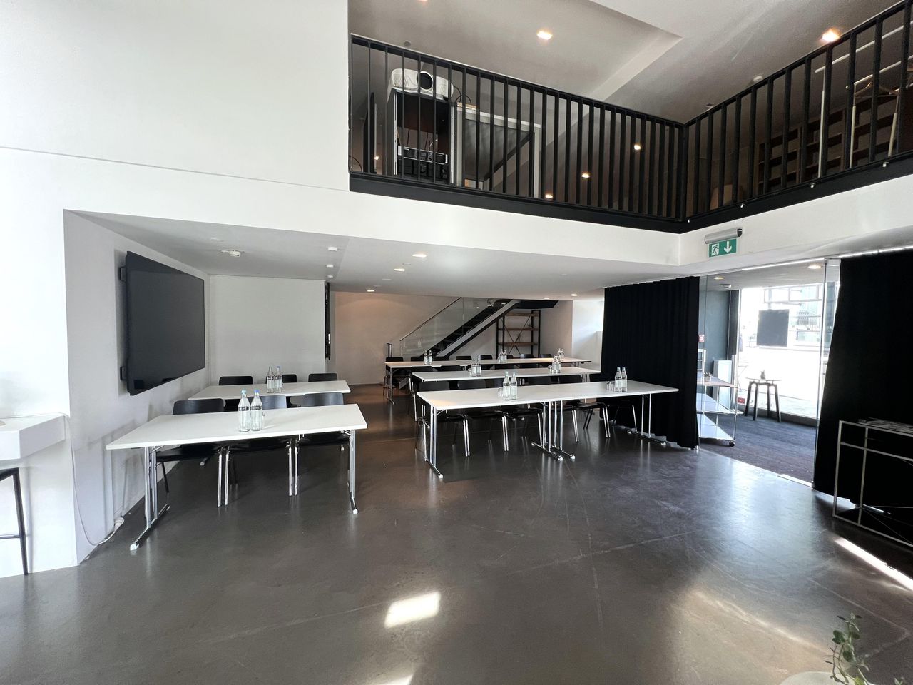 Cologne Kreatives Meeting Workshop spaces Sessellounge mit Leinwand und Beamer image 12