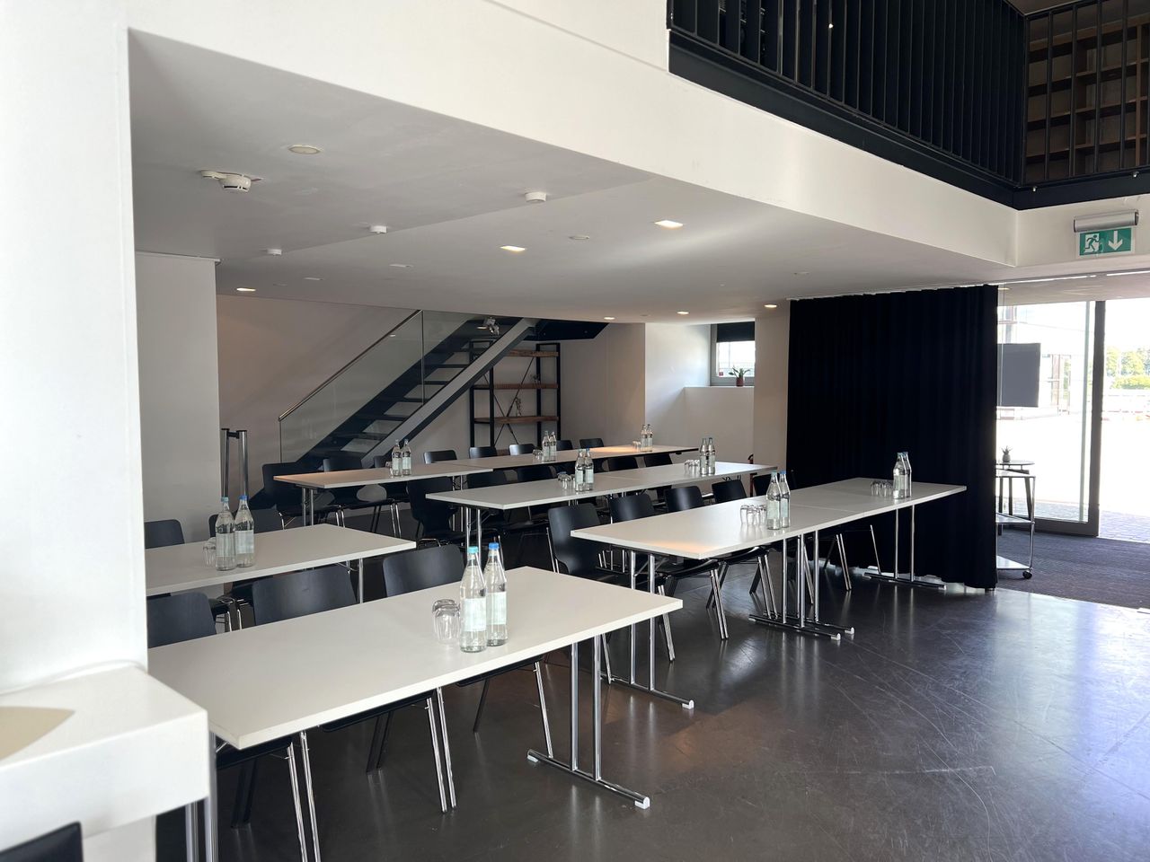 Cologne Kreatives Meeting Workshop spaces Sessellounge mit Leinwand und Beamer image 13