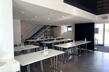 Keulen Kreatives Meeting Workshopruimtes Sessellounge mit Leinwand und Beamer image 13