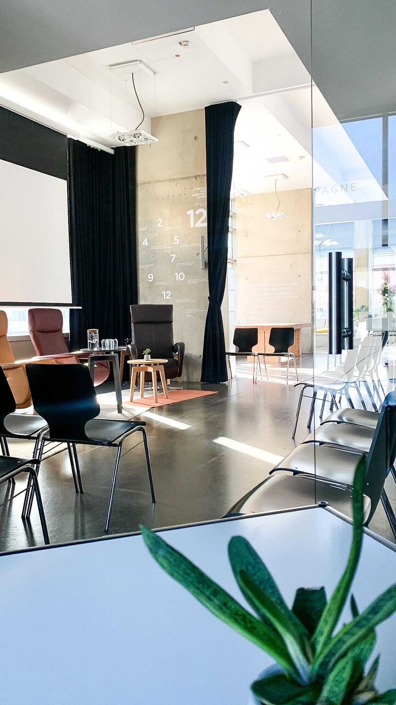 Cologne Kreatives Meeting Workshop spaces Sessellounge mit Leinwand und Beamer image 18
