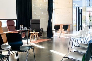 Keulen Kreatives Meeting Workshopruimtes Sessellounge mit Leinwand und Beamer image 18