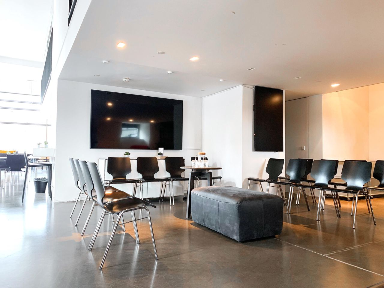 Cologne Kreatives Meeting Seminar rooms Sessellounge mit Leinwand und Beamer image 0