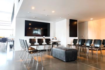 Keulen Kreatives Meeting Seminarruimtes Sessellounge mit Leinwand und Beamer image 0