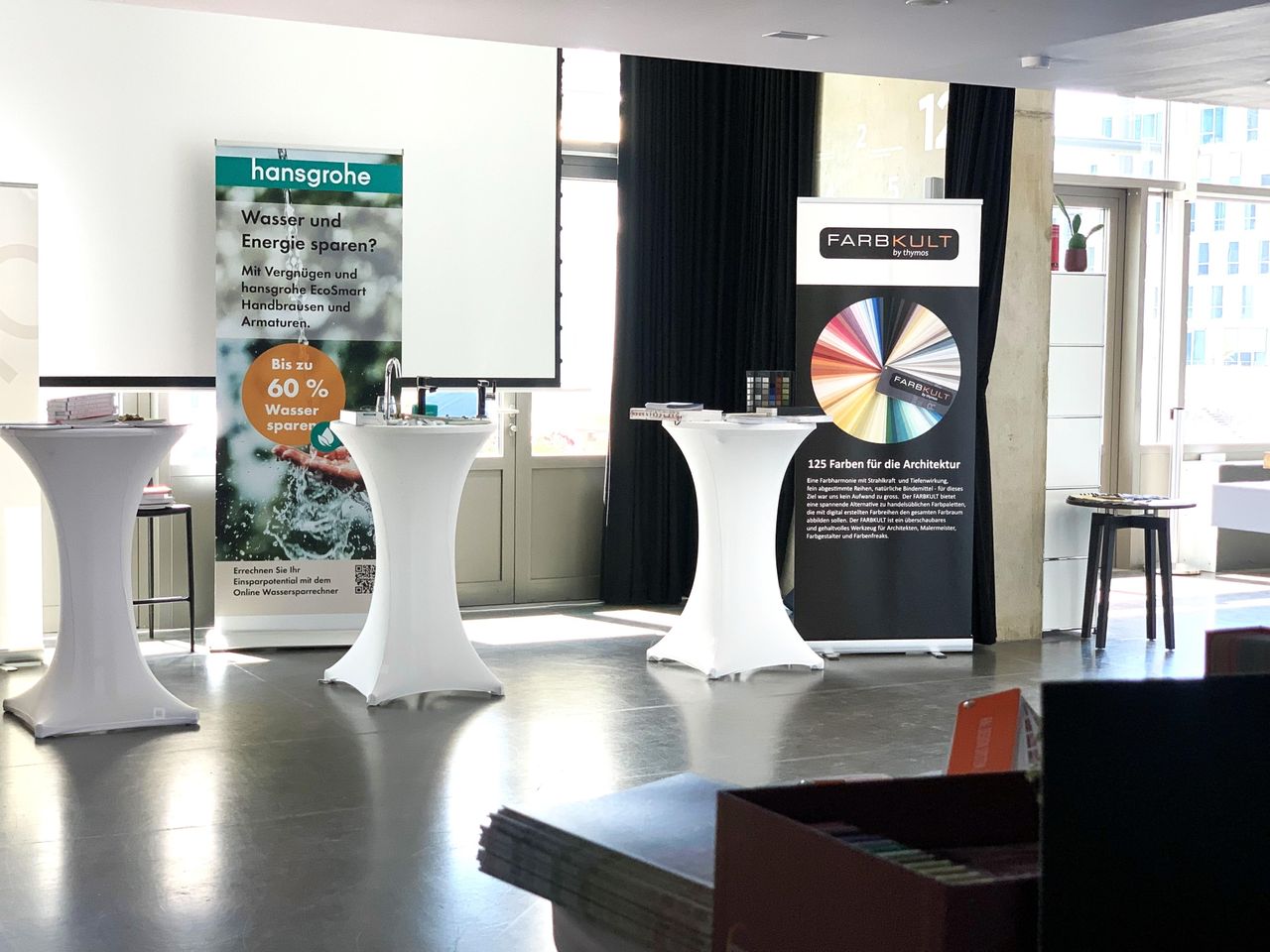 Cologne Kreatives Meeting Seminar rooms Sessellounge mit Leinwand und Beamer image 1