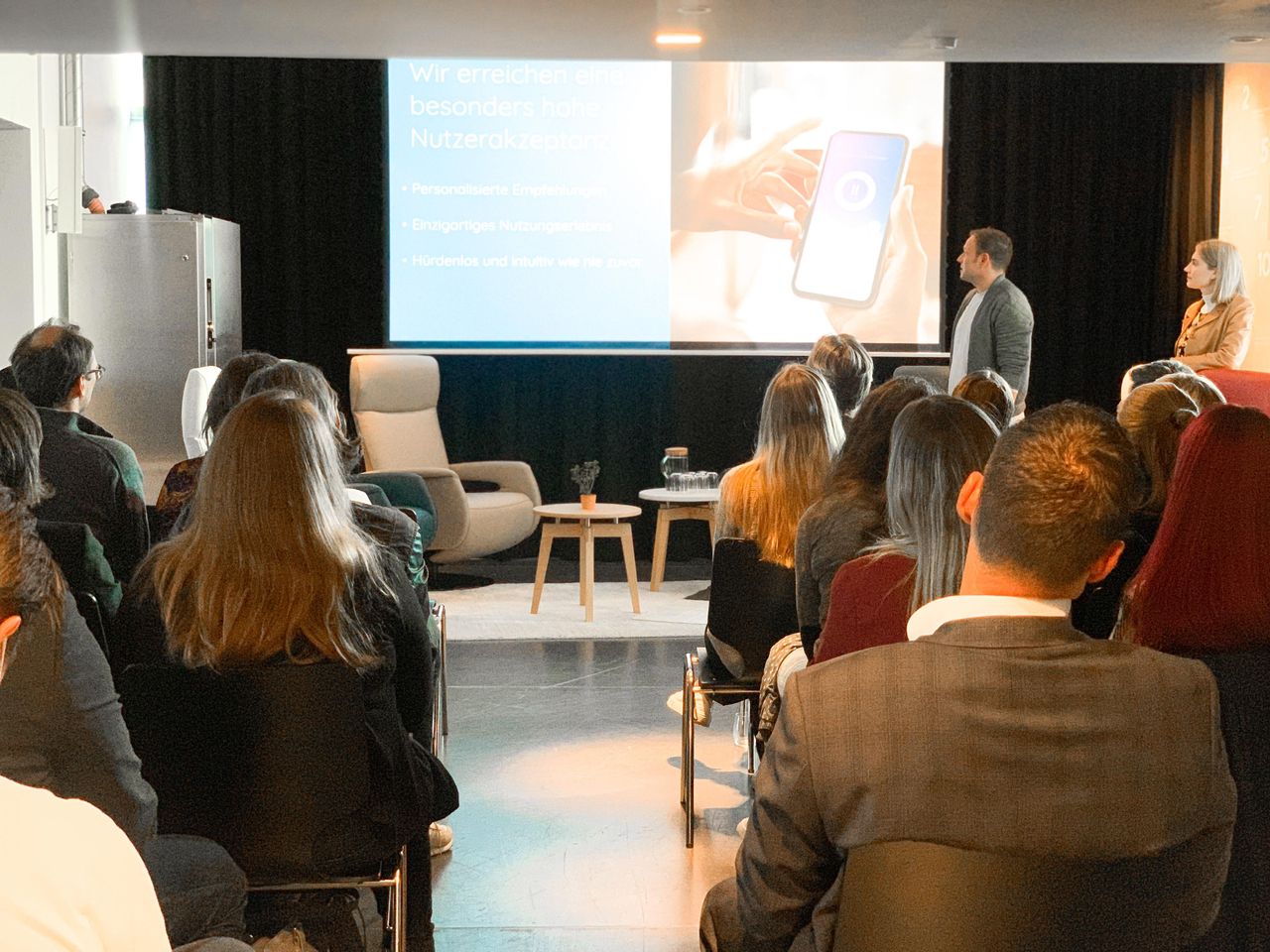 Cologne Kreatives Meeting Workshop spaces Sessellounge mit Leinwand und Beamer image 13