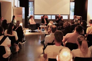 Keulen Kreatives Meeting Seminarruimtes Sessellounge mit Leinwand und Beamer image 6