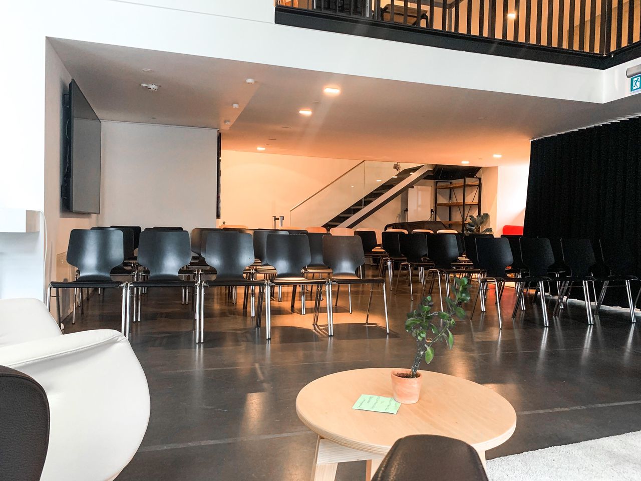 Cologne Kreatives Meeting Workshop spaces Sessellounge mit Leinwand und Beamer image 14