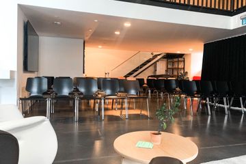 Keulen Kreatives Meeting Workshopruimtes Sessellounge mit Leinwand und Beamer image 14