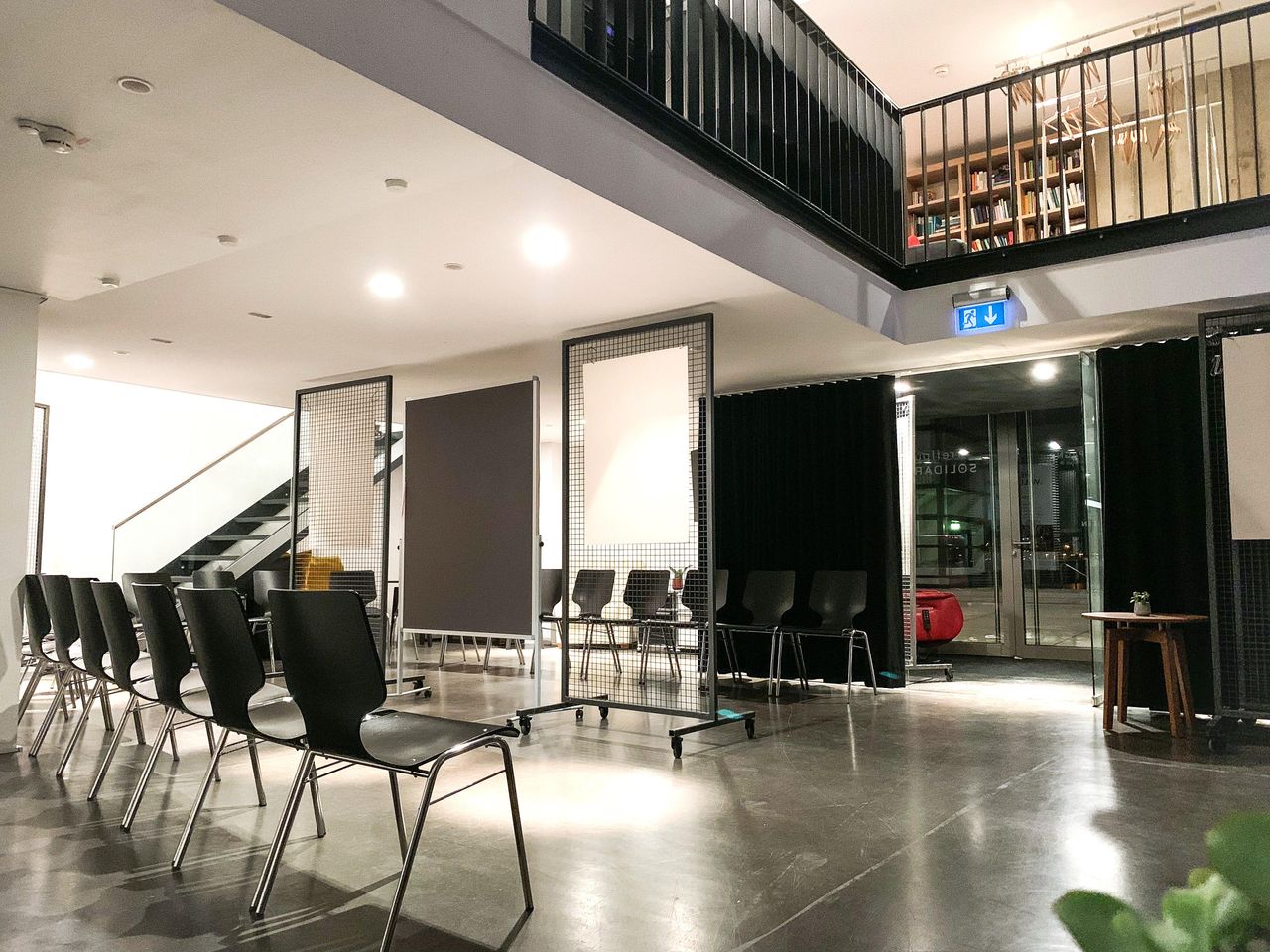 Cologne Kreatives Meeting Workshop spaces Sessellounge mit Leinwand und Beamer image 17