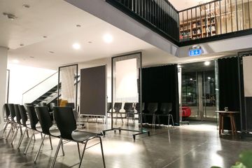 Keulen Kreatives Meeting Workshopruimtes Sessellounge mit Leinwand und Beamer image 17