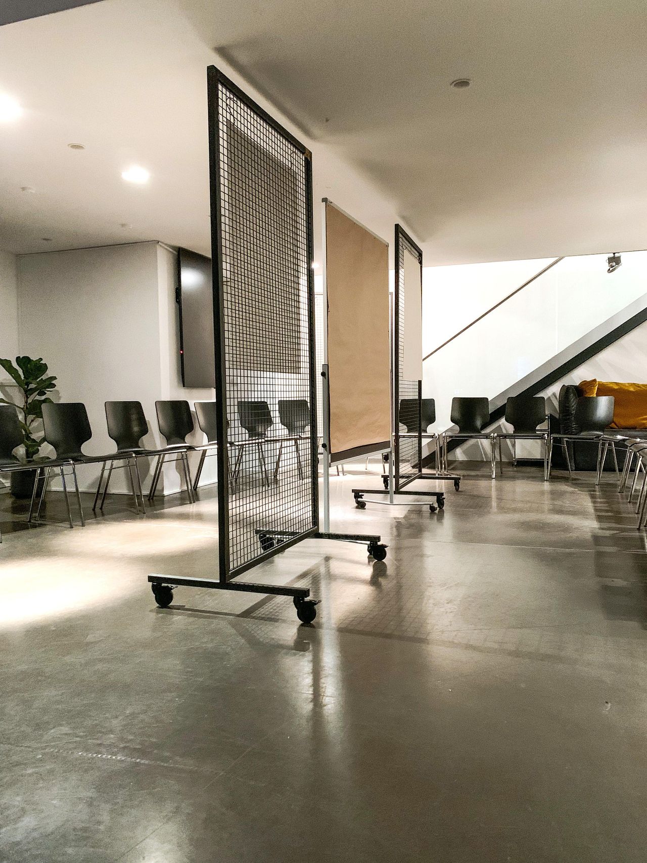 Cologne Kreatives Meeting Workshop spaces Sessellounge mit Leinwand und Beamer image 10