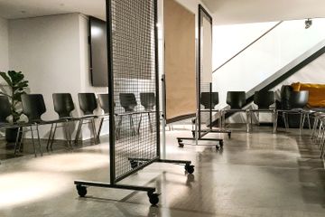 Keulen Kreatives Meeting Workshopruimtes Sessellounge mit Leinwand und Beamer image 10