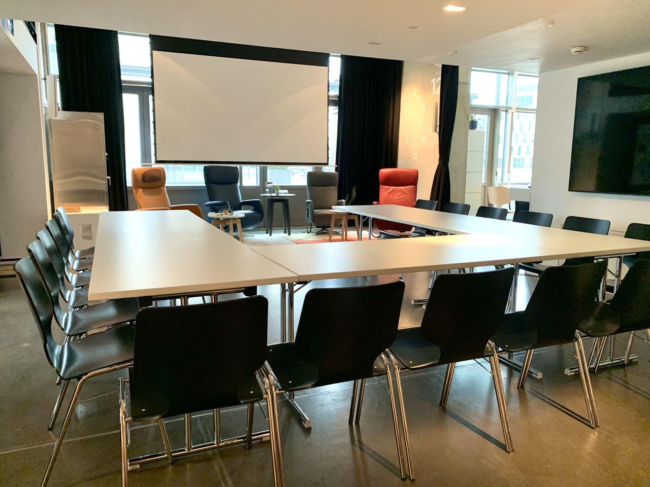 Cologne Kreatives Meeting Workshop spaces Sessellounge mit Leinwand und Beamer image 9