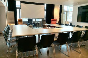 Keulen Kreatives Meeting Workshopruimtes Sessellounge mit Leinwand und Beamer image 9