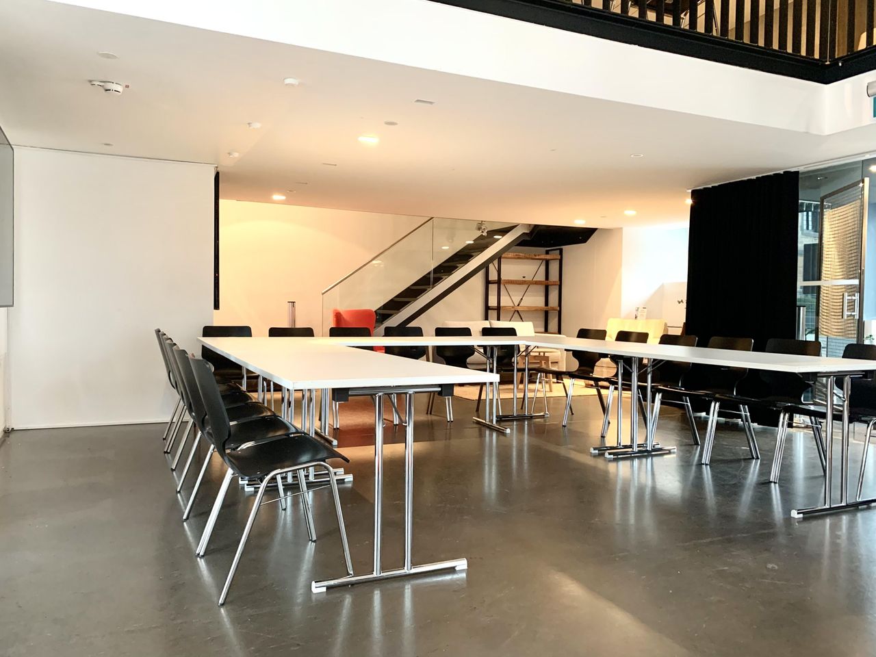 Cologne Kreatives Meeting Workshop spaces Sessellounge mit Leinwand und Beamer image 10