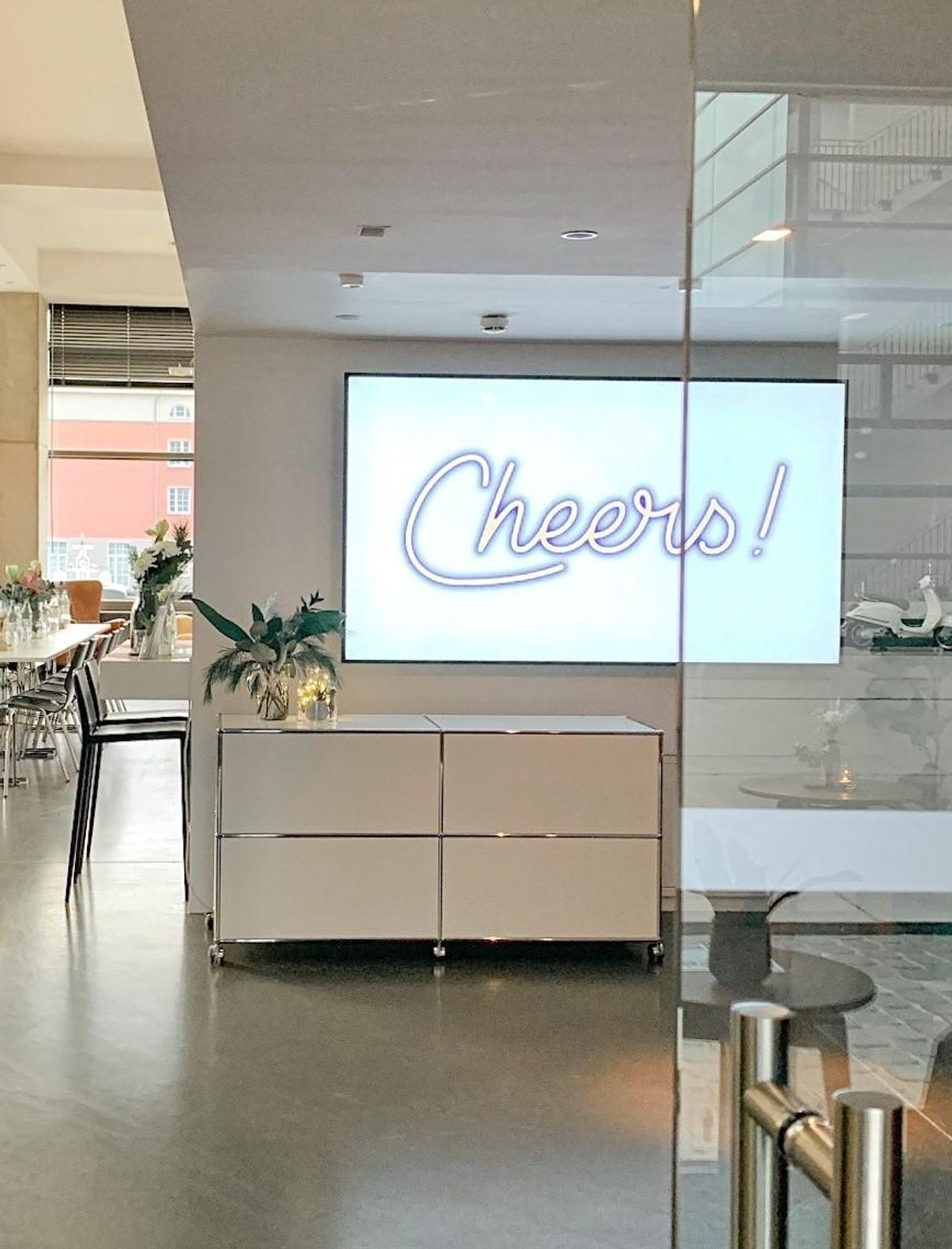 Cologne Kreatives Meeting Workshop spaces Sessellounge mit Leinwand und Beamer image 19