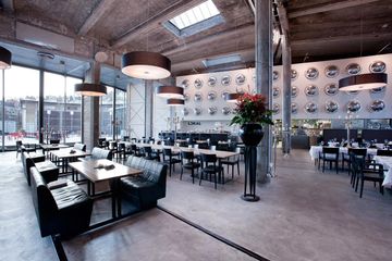 Rest der Welt Kundengespräch  Sitzungszimmer Badhaus image 1