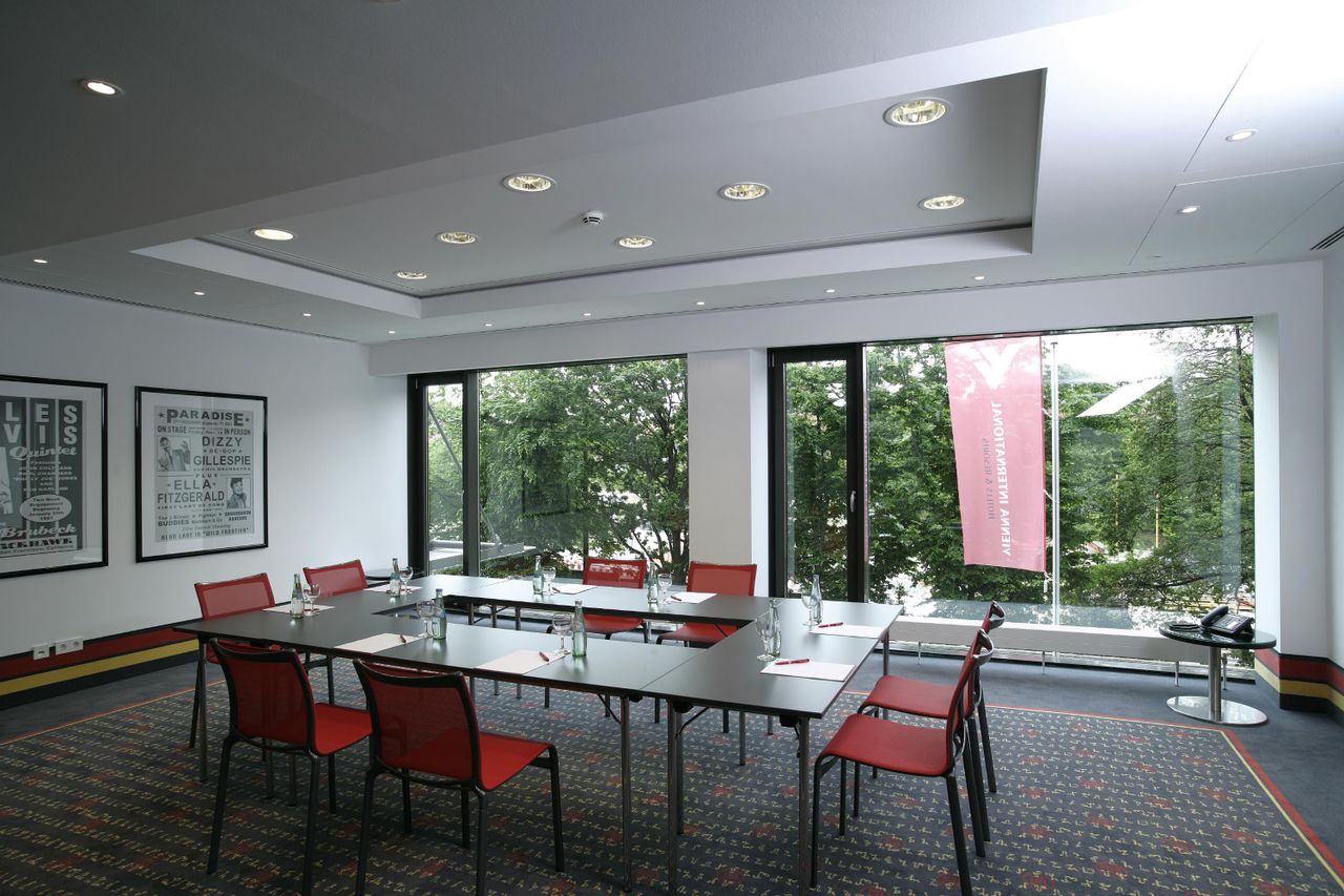 München   Jade image 1