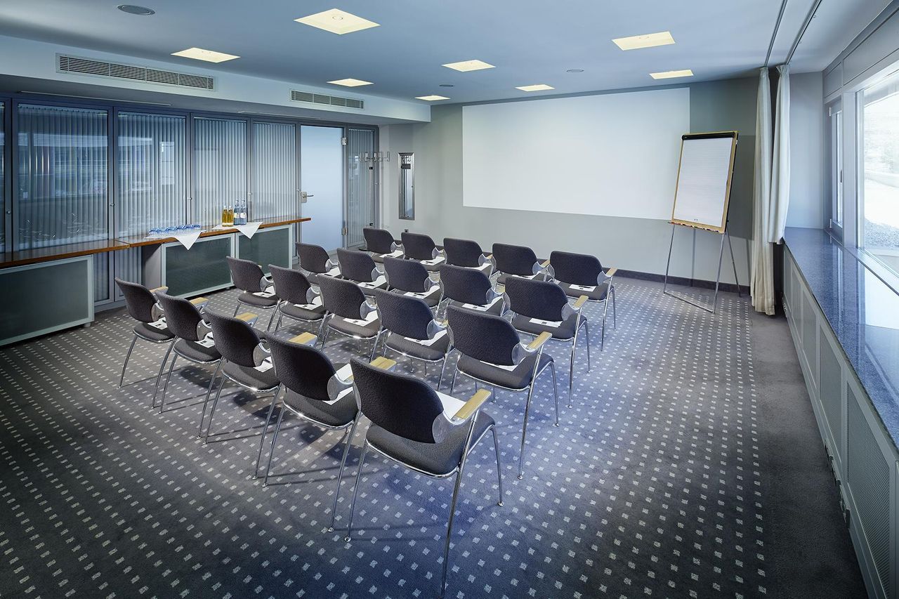 Mainz   Tagungsraum mit Tageslicht image 3
