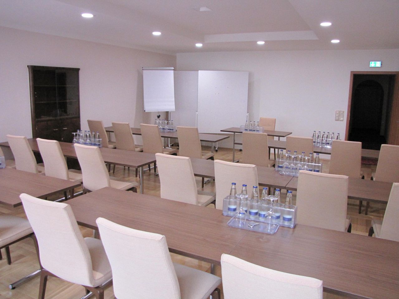 Rest of the World   Raum 2 image 2