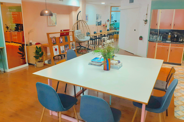 Barcelona Creative Meeting Coworking space Cosy café retro-chic image 4