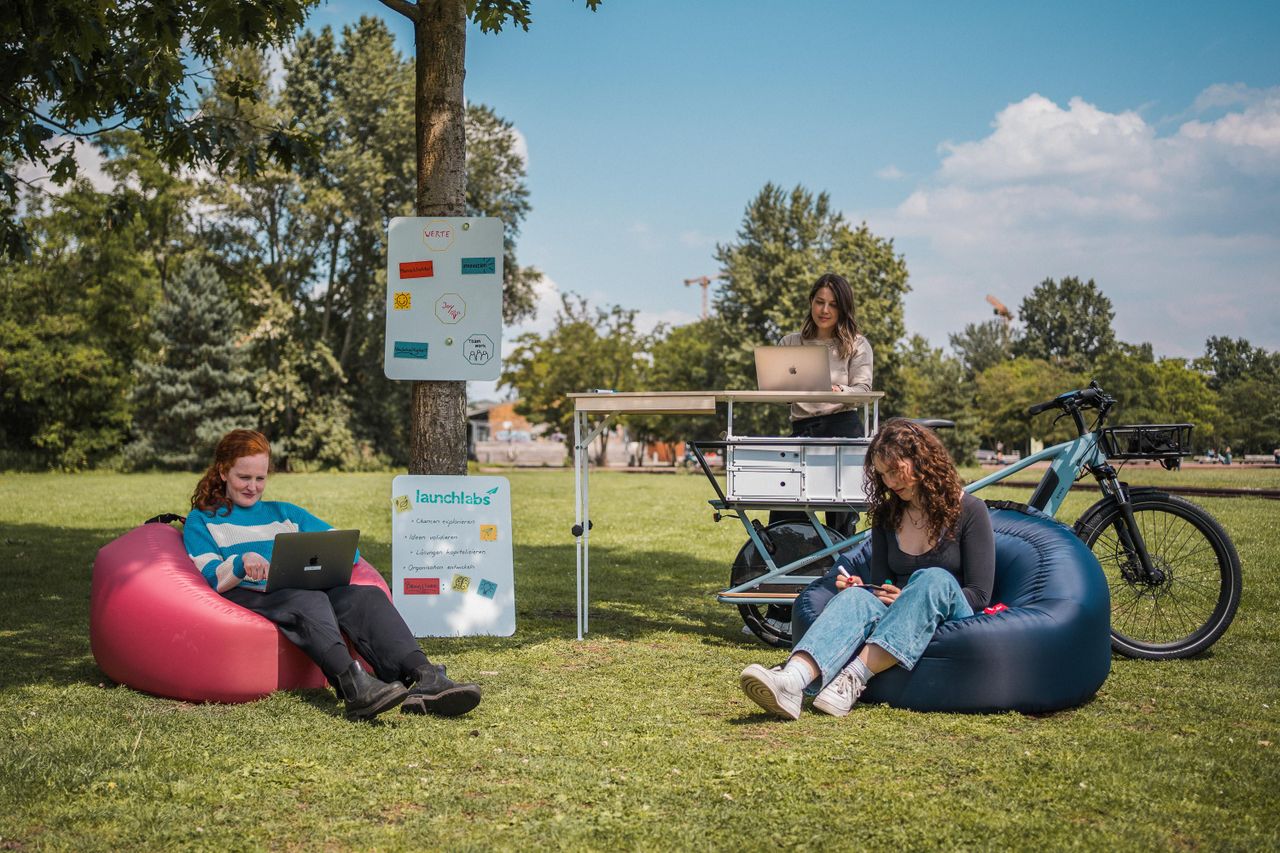 Rest van de wereld Mobiles Arbeiten Buitenlocaties flying office image 3