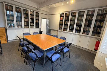 London Meeting room Library image 3