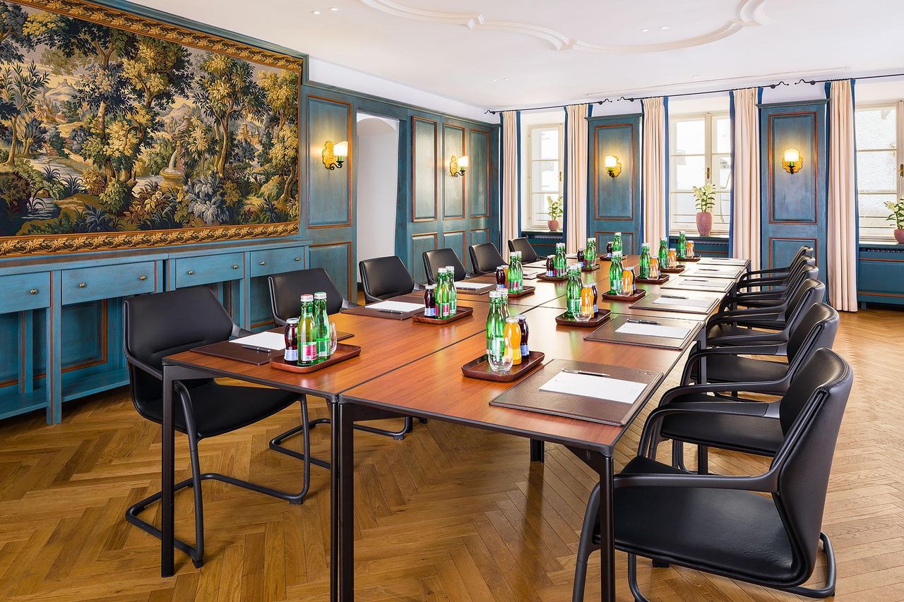 Salzburg Client Meeting Boardroom Bibliothek image 3