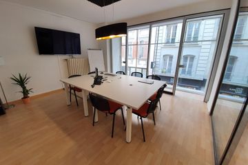 Rest of the World Kreatives Meeting  Salle de réunion entièrement équipée, vue sur la Rue de Bourg image 2