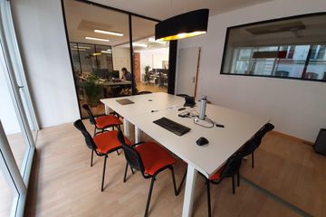 Rest of the World Kreatives Meeting  Salle de réunion entièrement équipée, vue sur la Rue de Bourg image 1