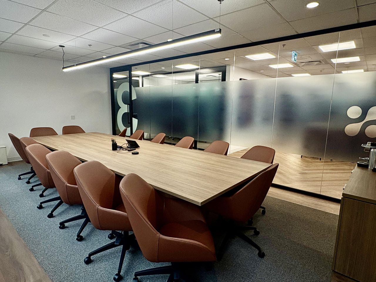 Toronto  Meetingraum Modern Ergonomic Boardroom image 1