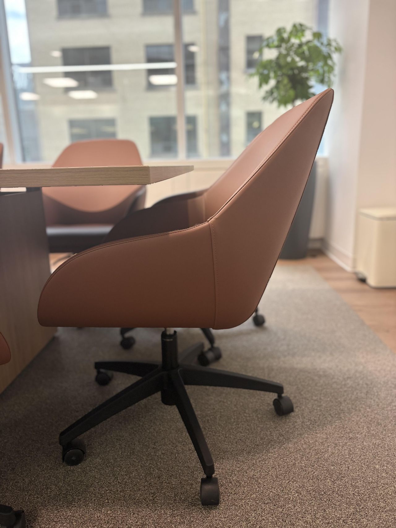 Toronto  Meetingraum Modern Ergonomic Boardroom image 3